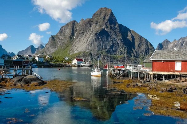Hamnoy ou Hamnoya, petit village de pêcheurs situé à l'est de l'île de Moskenes, près de Reine, Vestfjorden, Lofoten Islands, Nordland, Norvège
  - Photo, image