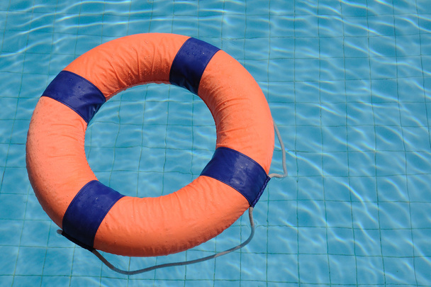 ディープ ブルーのトリムとオレンジ色の水泳リング - 写真・画像