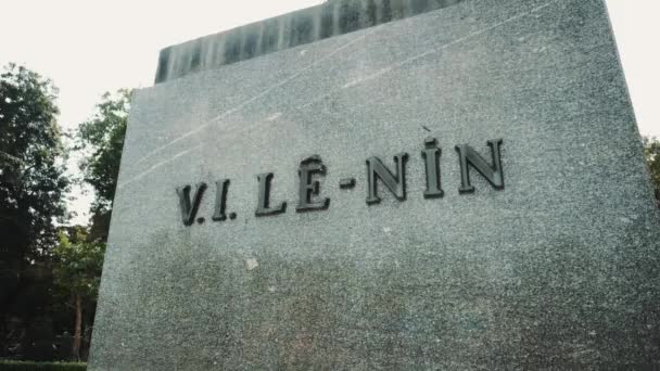 Leninin muistomerkki Hanoin keskustassa. - Materiaali, video