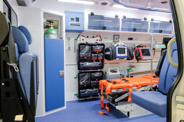 Dentro de una ambulancia con equipo médico para ayudar a los pacientes antes del parto al hospital. - Foto, imagen
