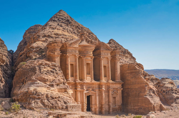 Ad Deir tai El Deir (luostari) monumentaalinen rakennus veistetty kivestä muinaisessa Nabatean pääkaupungissa Petra. Rakennettu ensimmäisellä vuosisadalla CE. Nabatean Klassinen tyyli, Jordan - Valokuva, kuva