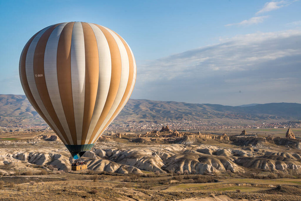 Ünlü Altın Üçgen kaya oluşumları, Kapadokya, Orta Anadolu, Türkiye üzerinde çarpıcı sıcak hava balonu gezisi - Fotoğraf, Görsel
