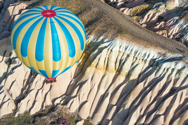 Ohromující horkovzdušný balón nad slavnými skalními útvary Zlatého trojúhelníku, Cappadocia, Central Anatolia, Turecko - Fotografie, Obrázek