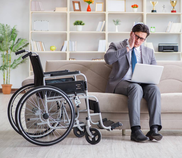 Dsabled biznesmen na wózku inwalidzkim pracuje w domu - Zdjęcie, obraz