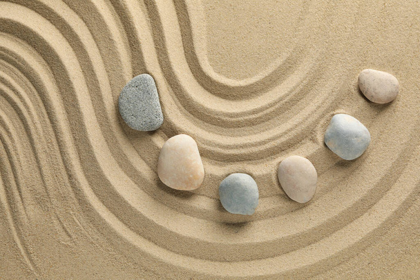 Kövek a homokon, mintákkal. Zen-fogalom - Fotó, kép