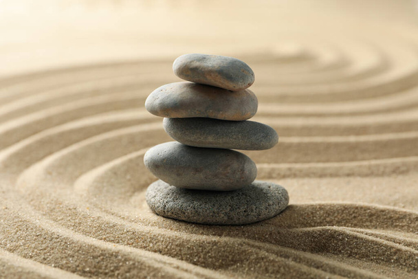 Pedras na areia com padrões. Conceito Zen
 - Foto, Imagem