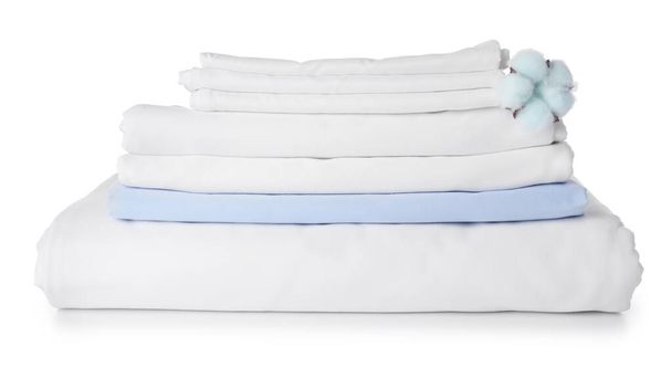 Pilha de lençóis limpos no fundo branco - Foto, Imagem