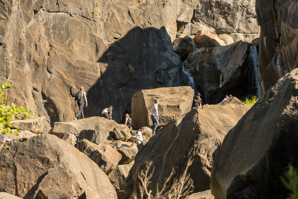 Turyści korzystają z wody u podnóża wodospadu Bridalveil w Parku Narodowym Yosemite - Zdjęcie, obraz