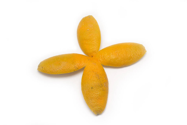 Cáscara de naranja aislada sobre fondo blanco
 - Foto, Imagen