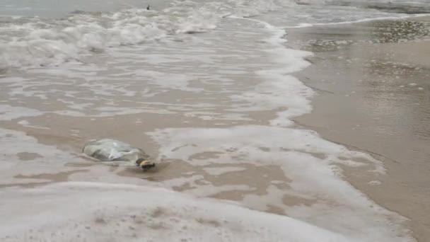 Μπουκάλι με μήνυμα στην ακτή της θάλασσας - Πλάνα, βίντεο
