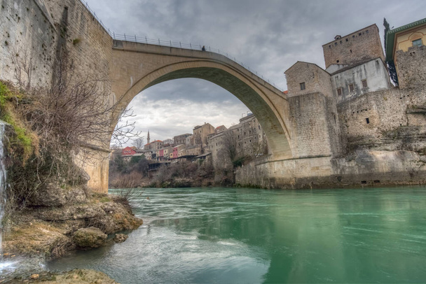 Stari Most (Öreg híd), egy oszari híd Mostarban, amely átszeli a Neretva folyót. A Csodálatos Szulejmán megbízásából 1557-ben. 427 évig állt, amíg a horvát erők el nem pusztították 1993-ban. Bosznia-Hercegovina - Fotó, kép