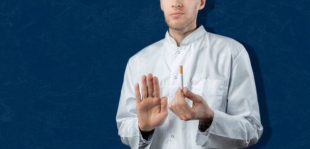 врач держит и тормозит сигарету, бросить курить и бросить курить, простая концепция с копировальным пространством - Фото, изображение