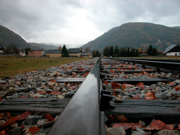 dormentes de madeira para trilhos ferroviários, infra-estrutura de tráfego ferroviário em um dia ensolarado
 - Foto, Imagem