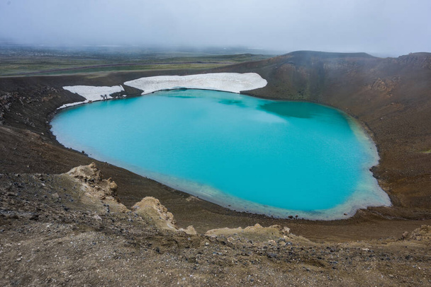 Krafla Viti kraatteri (Viti tarkoittaa helvettiä, koska ihmiset uskoivat, että nämä kraatterit olivat sisäänkäyntejä helvettiin), 300m halkaisijaltaan räjähdys kraatteri täynnä turkoosi vesi, Myvatn, Pohjois-Islanti - Valokuva, kuva