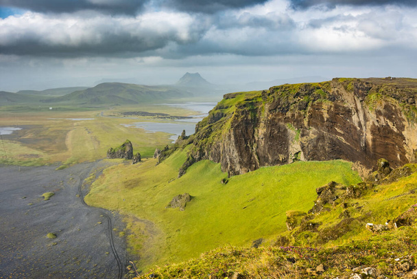 Surreale und wunderschöne Vulkanlandschaften Südislands. Blick vom Gipfel des Dyrholaey-Vorgebirges, Island - Foto, Bild