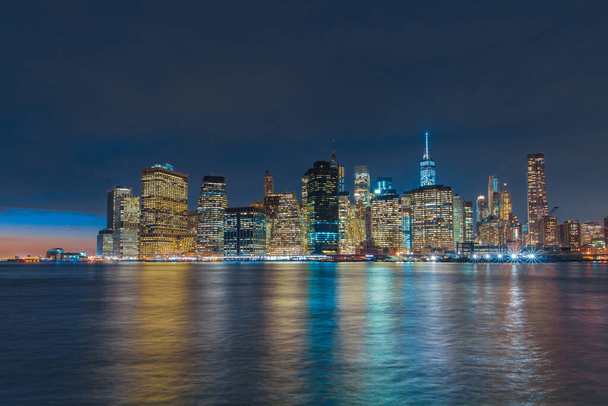 Manhattan 's Financial District skyline' s nachts van de Brooklyn Bridge Park, New York City, NY, Verenigde Staten - Foto, afbeelding