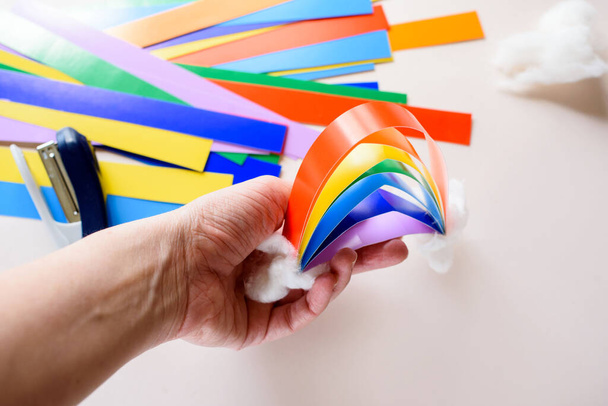 Βήμα-βήμα οδηγίες για να δημιουργήσετε ένα ουράνιο τόξο από χρωματιστό χαρτί. Δημιουργικότητα με τα ίδια σου τα χέρια. ΨΕΜΑΤΑ - Φωτογραφία, εικόνα