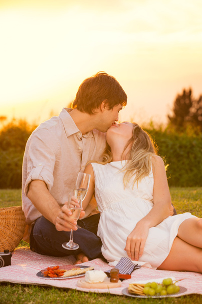 Attractive couple kissing on romantic picnic - Φωτογραφία, εικόνα