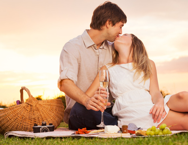 Attractive couple kissing on romantic picnic - Zdjęcie, obraz