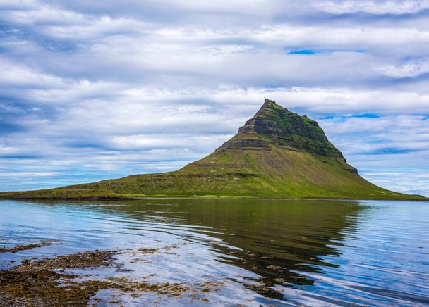 Kirkjufjordur (Церковна гора) біля міста Грюндарфйордур, півострів Снефельнес, Ісландія - Фото, зображення