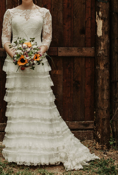 Свадебный букет в руках невесты - Фото, изображение