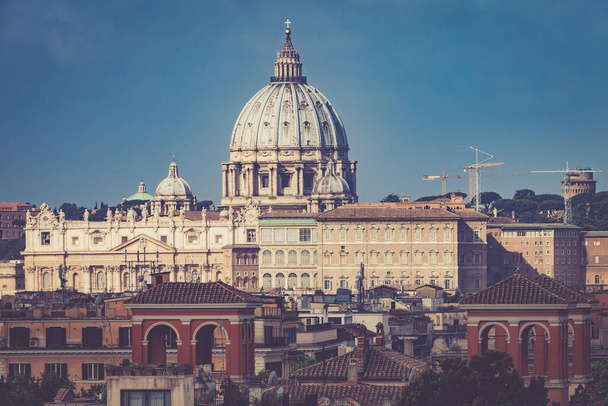 Aziz Peter Vatikan Şehri, Roma, İtalya. Sabahları hava manzarası. Aziz Peter 'ın kubbesi yandan görünüyor. Işıklar, gökyüzü, bulut yok. Anlamlı bir atmosfer. Villa Borghese 'den görüntü. - Fotoğraf, Görsel