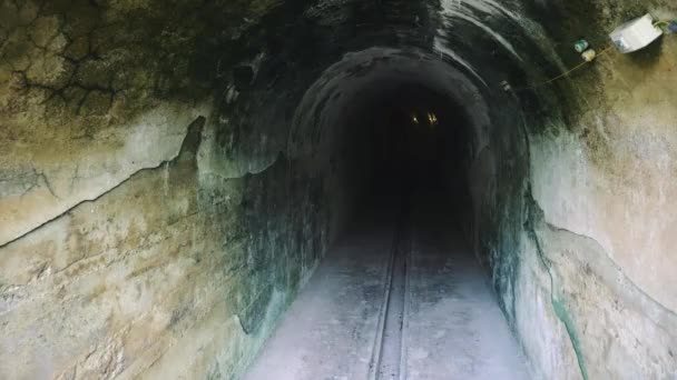 Подземный туннель. Cat Ba, Вьетнам, Азия - Кадры, видео