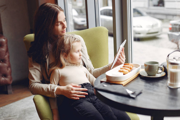 Mother with daughter sitting in a cafe - Foto, Bild