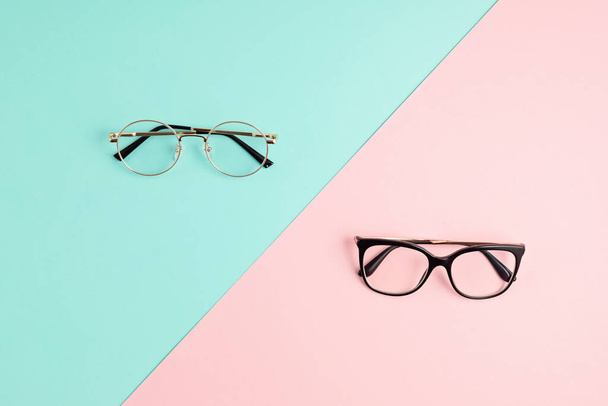 Stylové brýle přes pastelové pozadí. Optický sklad, výběr brýlí, oční test, vyšetření zraku u optika, koncepce módního příslušenství. Pohled shora, byt ležel - Fotografie, Obrázek