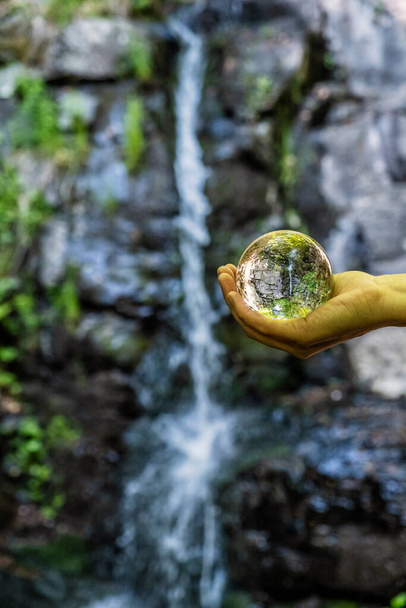 Starohutsky Wasserfall, Slowakische Republik, Mitteleuropa. Szene mit Hand und Linsenkugel. Schönheit in der Natur. - Foto, Bild