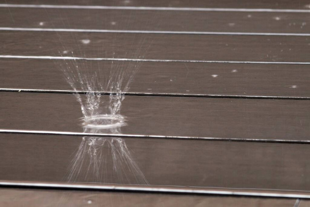 Gota de lluvia en el suelo de una terraza en un día lluvioso
. - Foto, Imagen