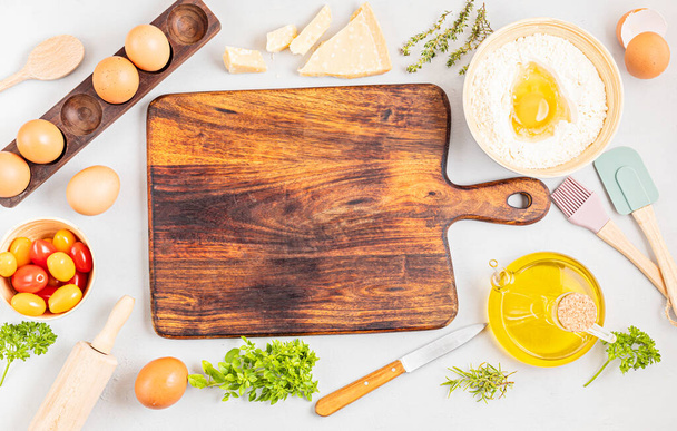 Wooden cutting board and baking ingredients. Recipe blog, cooking classes concept with copy space. Top view, flat lay, mock up - Foto, afbeelding