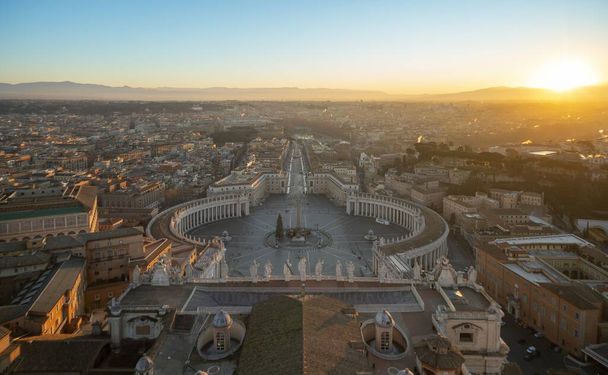Вид на Ватикан и Рим с купола собора Святого Петра утром
 - Фото, изображение