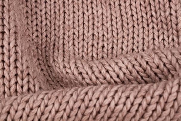 Grandi magazzini su un copriletto a maglia spiegazzata di fili di lana leggera
 - Foto, immagini