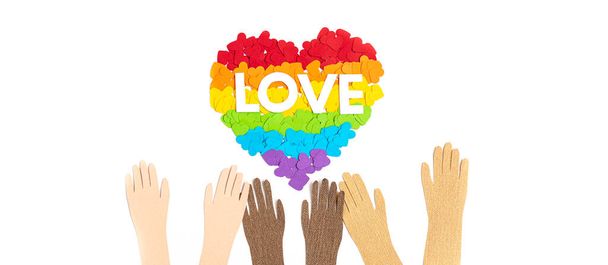Бумажное сердце с радужными цветовыми полосками символ гей-прайда ЛГБТ. Любовь, разнообразие, терпимость, концепция равенства
 - Фото, изображение