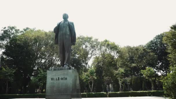 Le monument à Lénine dans le centre de Hanoi. - Séquence, vidéo
