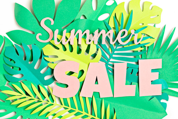 単語夏の販売熱帯紙のカットの葉の背景に。夏の販売,オンライン取引,割引コンセプト. - 写真・画像