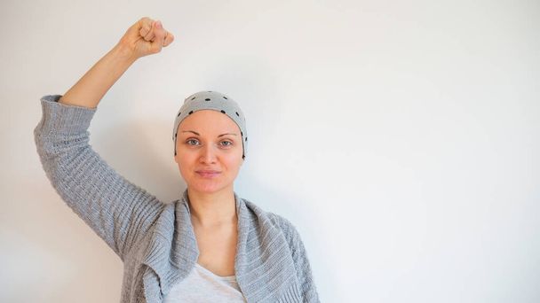 Kanserden kurtulan kadın portresi, beyaz arka plan yok. Başarılı kemoterapiden sonra hayatta kalan mutlu kanser hastaları. Metin için alanı kopyala. - Fotoğraf, Görsel