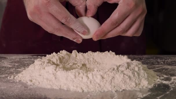 bricht ein Ei in Mehl - Filmmaterial, Video
