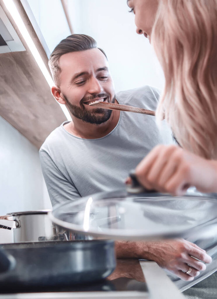 young husband and wife cook dinner together - Foto, Bild