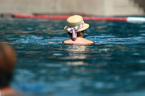 Uiminen hattu päässä - Uiminen ja uiminen on rentouttavaa, hauskaa ja jäähtyy lämpimissä lämpötiloissa (Salzkammergut, Ylä-Itävalta). - Valokuva, kuva