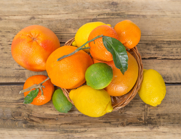 Citrus fruits on wooden background - Foto, Imagem