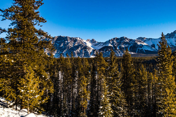 Mount Burnstall in der Ferne. Peter Lougheed Provincial Park - Foto, Bild