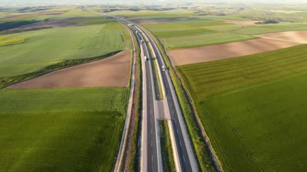 Veduta aerea di un'autostrada con auto e camion, in uno splendido scenario di campagna
. - Filmati, video