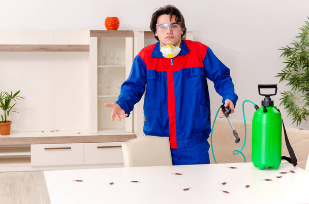 Молодий підрядник здійснює контроль над шкідниками вдома
 - Фото, зображення