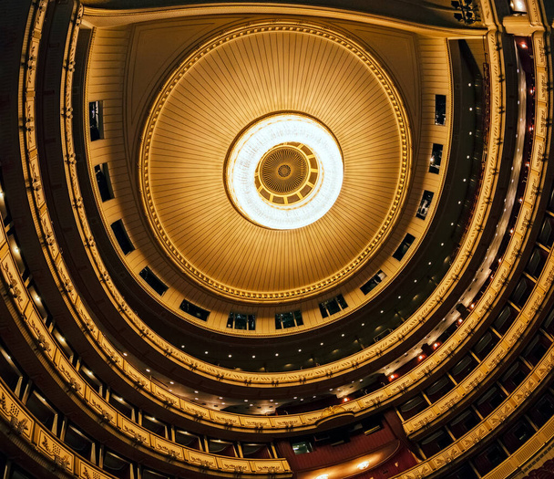 VIENNA, AUSTRIA - NOVEMBER 30, 2016: Interior of Vienna State Opera House. Wiener Staatsoper produces 50-70 operas and ballets in about 300 performance per year. - Φωτογραφία, εικόνα
