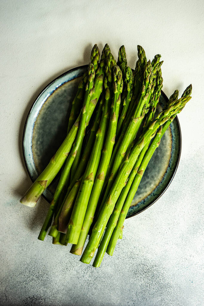 Concetto di cibo biologico con asparagi su tavolo in pietra con spazio per copiare - Foto, immagini