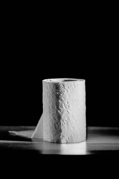 Siyah arkaplanda tek tuvalet kağıdı rulosu - Fotoğraf, Görsel