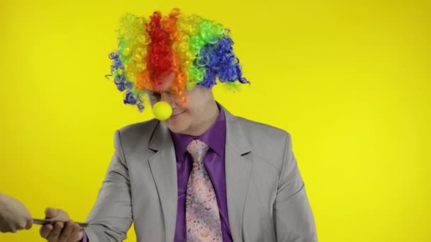 Clown homme d'affaires entrepreneur patron au travail reçoit un revenu en dollars de billets de banque
 - Séquence, vidéo