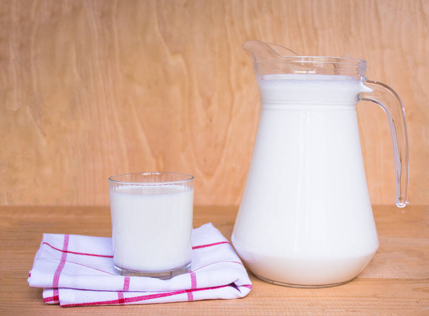 Вкусное свежее молоко на деревянном фоне. Граф с молоком и стаканом молока, творог. Вид сверху. копировальное пространство
 - Фото, изображение